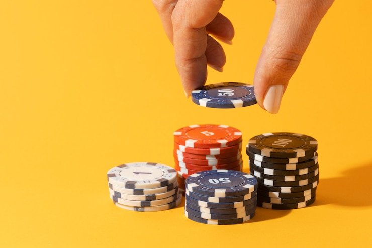 Tampilan meja Three Card Poker dealer langsung di platform togel234 dengan kartu yang dibagikan